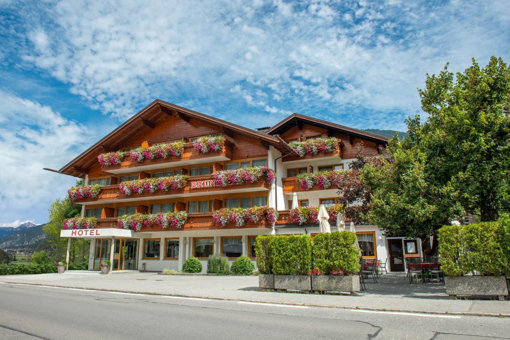 Hotel Brunella Vandans Bagian luar foto